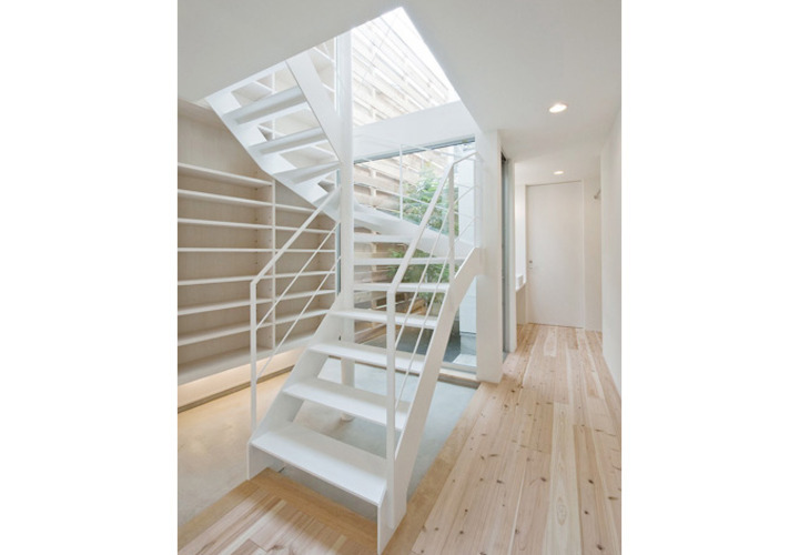 中庭に面したオープンな階段