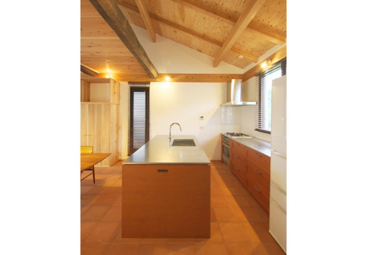 収納たっぷりの明るいキッチン