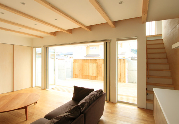 居間・食堂・台所と子供スペースを小吹抜で連続させる