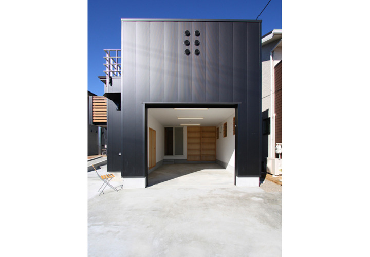 雨に濡れずに車に乗れるインナーガレージ