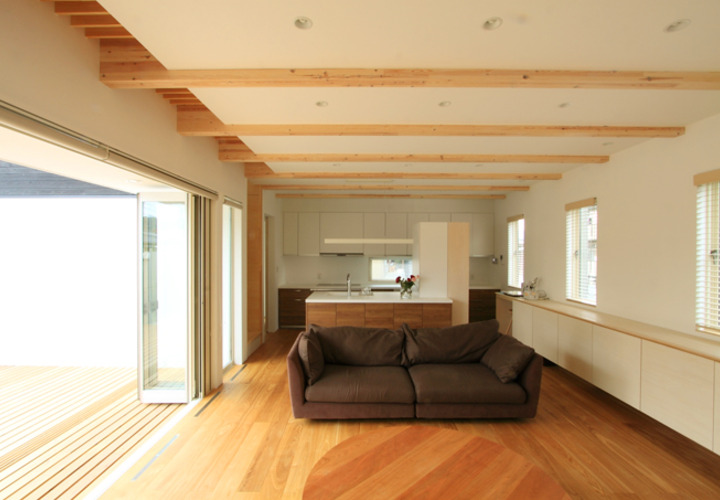 天井高さ2.7Mの居間・食堂・台所一体空間