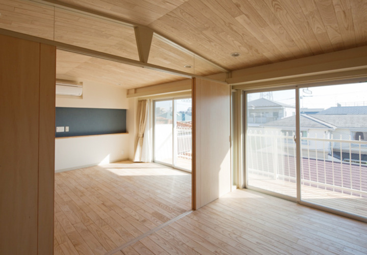 天井を上げて区間的広がりを作った寝室