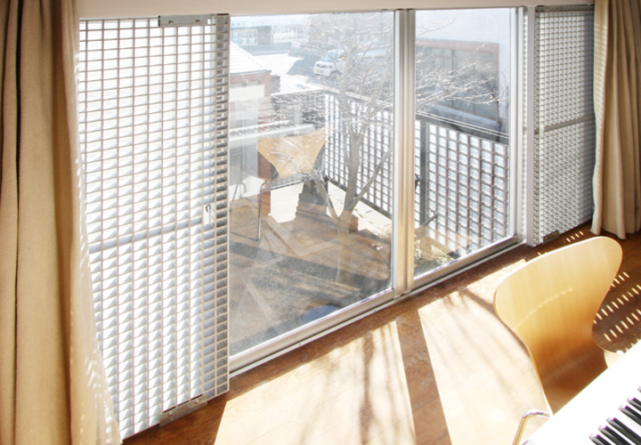 ファイバーグレーチングで耐震補強の子供室