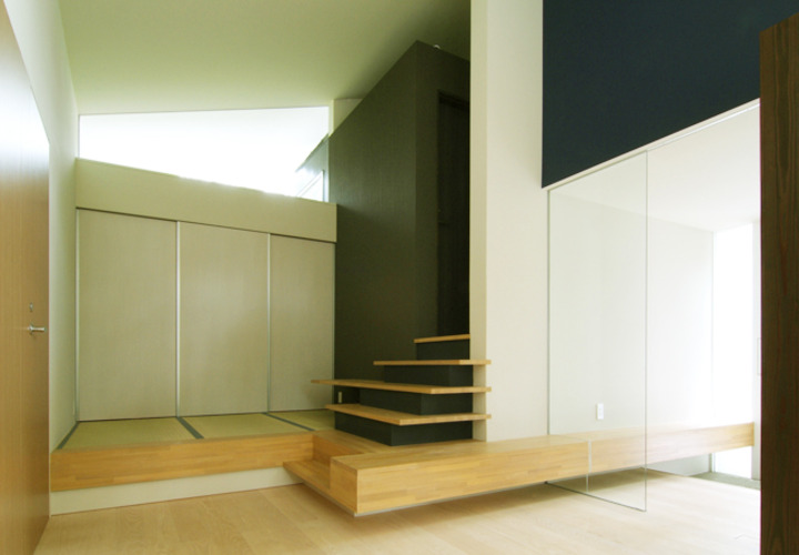 玄関から続くベンチが外と内をつなぐ