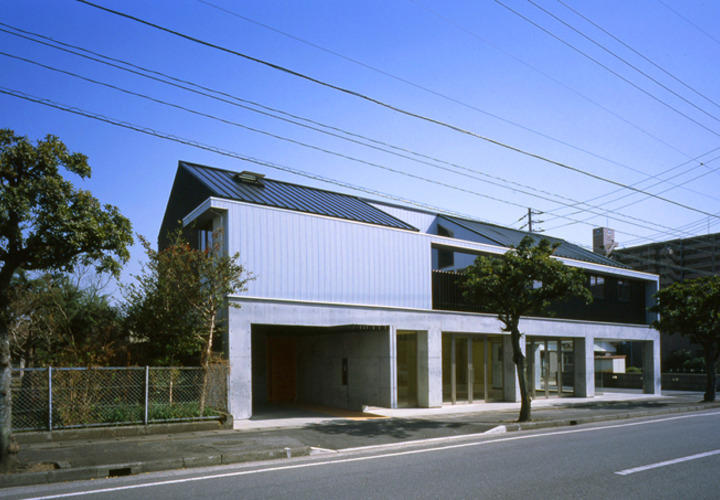 住宅とテナントを明確に違和感なく切り離す。
