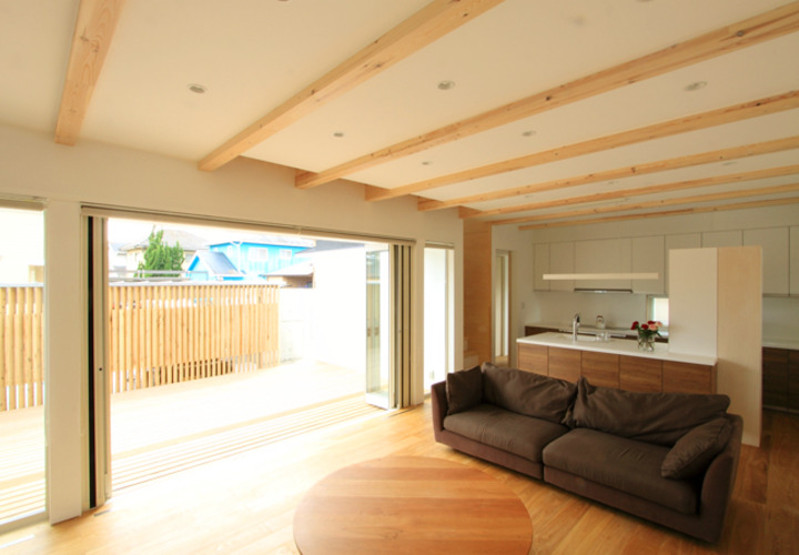 ガレージの背壁で開放的で落ち着くコートテラスを形成