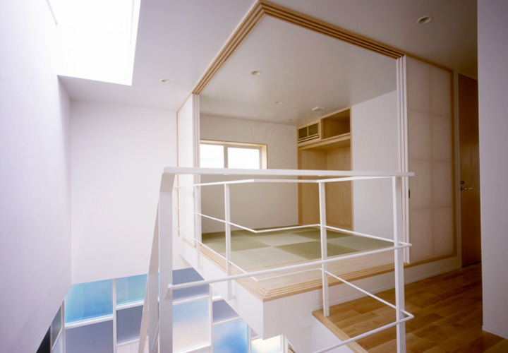 宙に浮かぶ和室