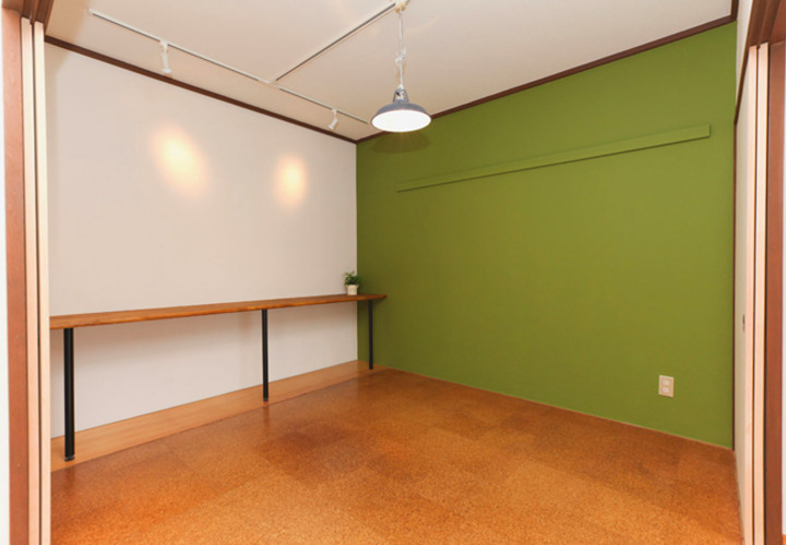 壁面塗装で強いアクセントを付けたダイニング