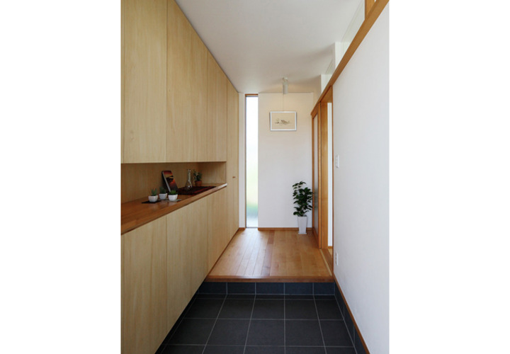 明かり取りの窓とクローゼットがついた玄関