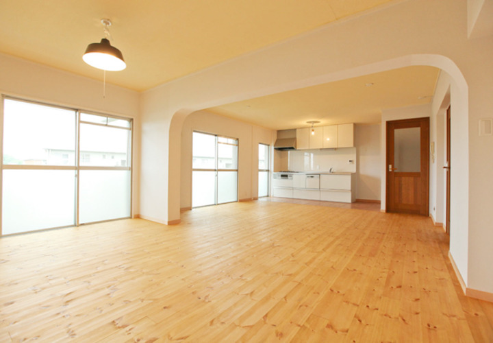 R処理の垂壁がレトロさを演出するリビング