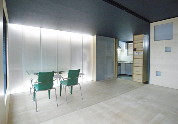 小上がりからリビングの収納兼間接照明への眺め