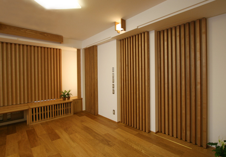 全て縦格子の引戸のリビング