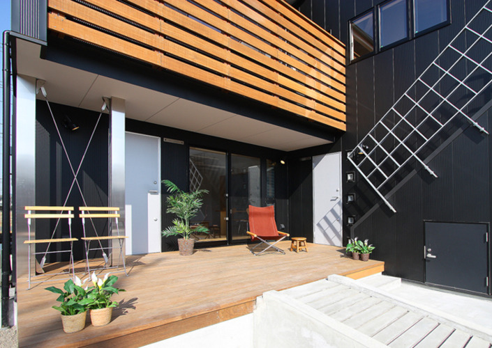 ウッドデッキのある二世帯の家