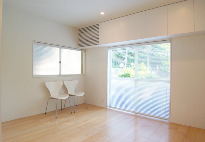 窓上の収納で広さを確保