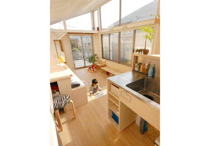 キッチンからリビングの眺め