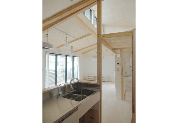 キッチンからリビングの眺め