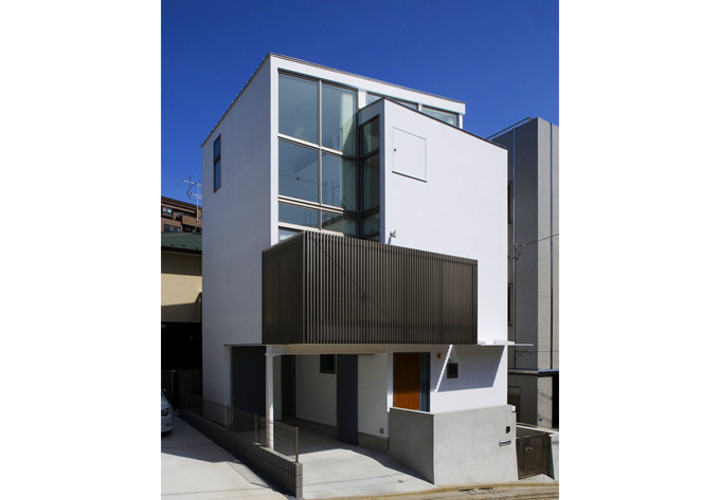 大開口のあるシンプルな外観