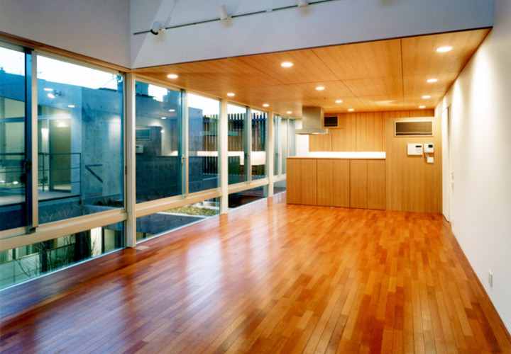 子世帯のLDKより中庭を見る