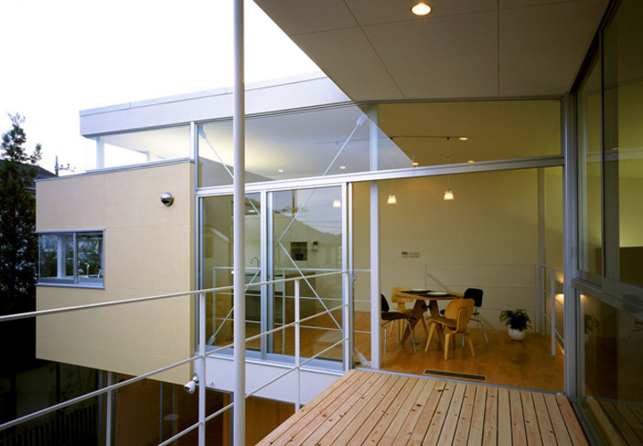 ダイニングから広がるバルコニー