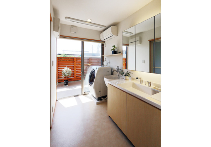 南の物干し場に隣接した明るい洗面脱衣室