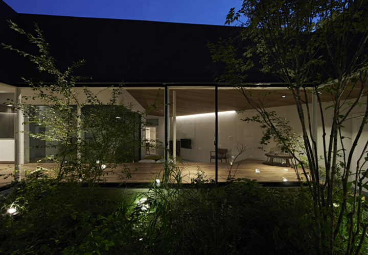 蛍のような照明の映り込みがある中庭