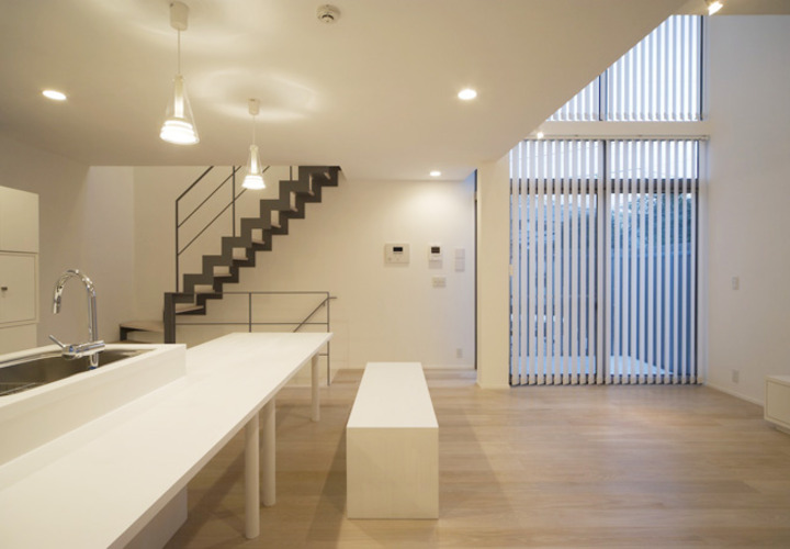 ノビノビとしたキッチンカウンターとリビング