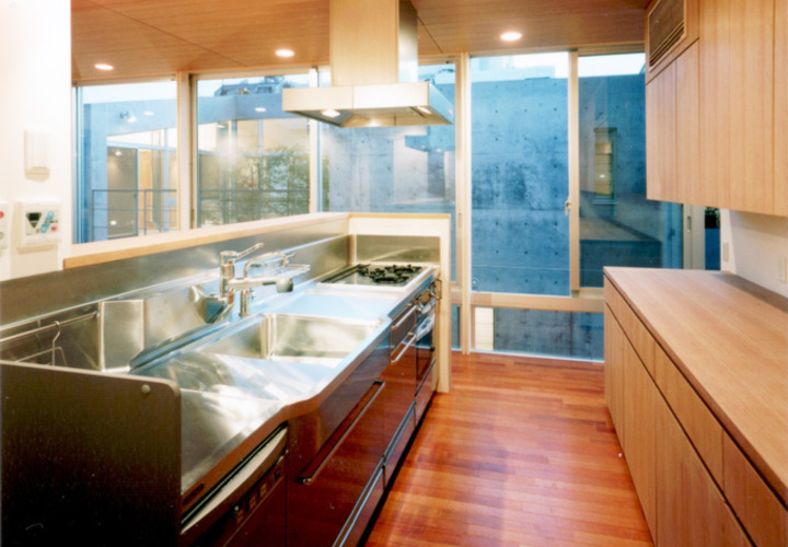 開口に面した開放的な対面式キッチン