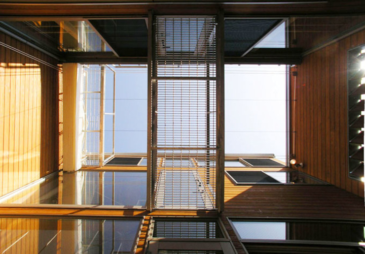 中庭から空を見上げる