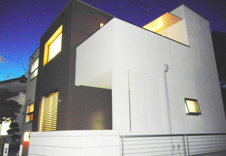 明かりのともった外観（夕景）