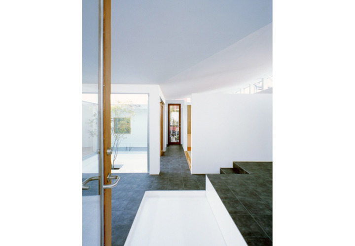 木製の玄関扉を開けると大きな一体空間