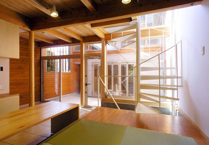 自然光を妨げない螺旋階段