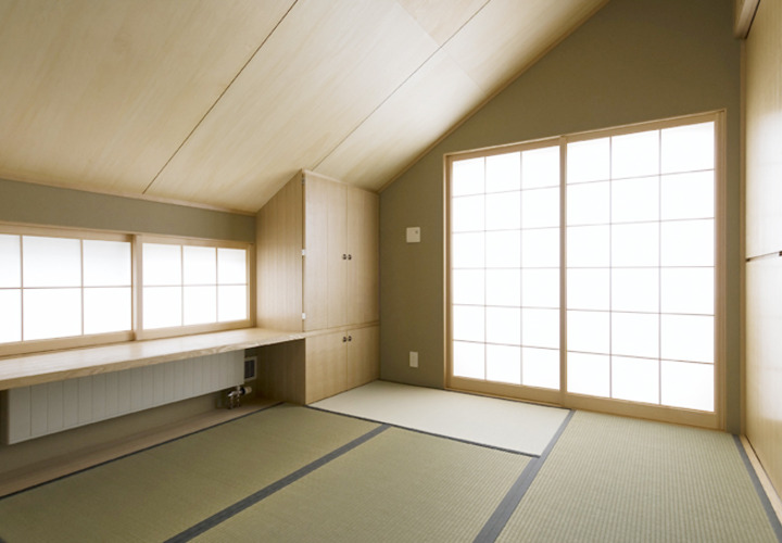 斜め天井の和室