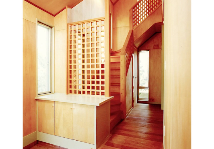 木の格子を使った玄関ホールと階段