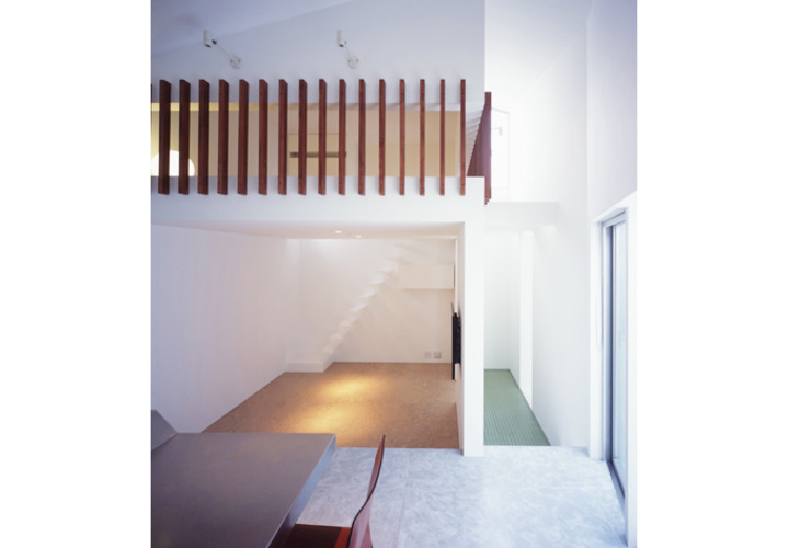 キッチン、リビング、格子の裏のロフト