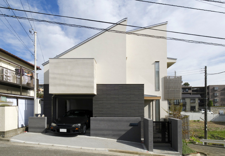 西日の強い外壁は窓を絞る