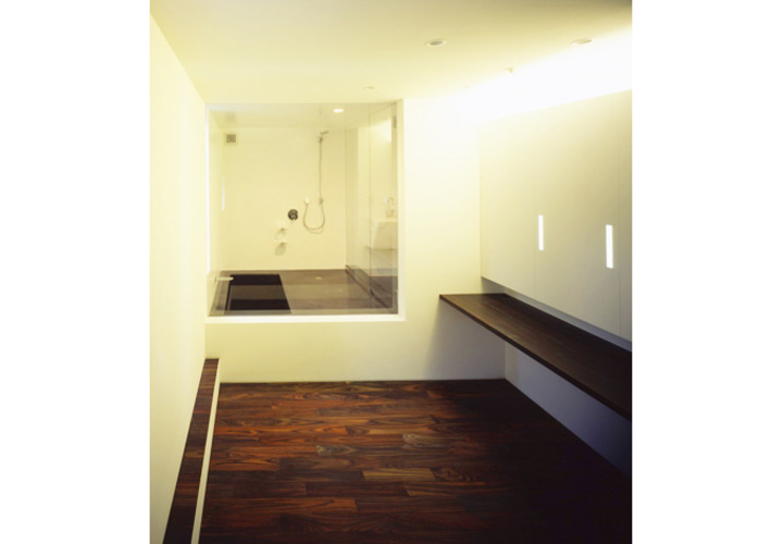 寝室と繋がったガラスの浴室