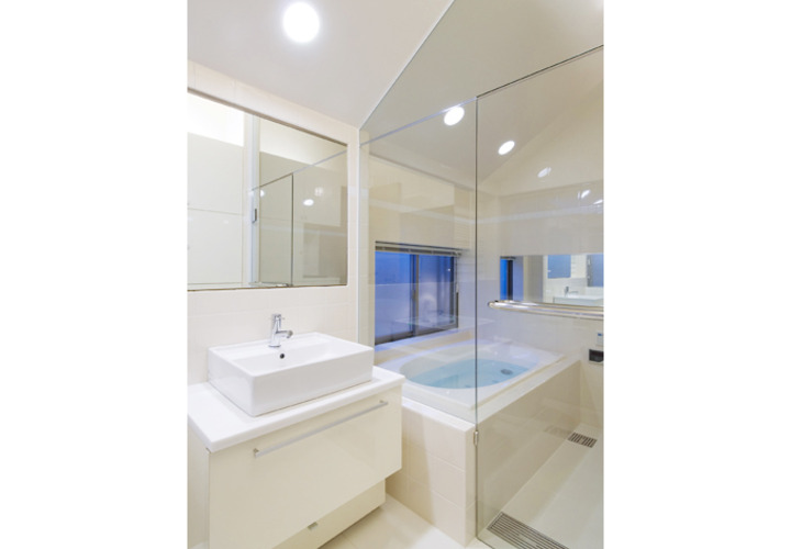 斜め天井で狭いながらも開放的な洗面・浴室