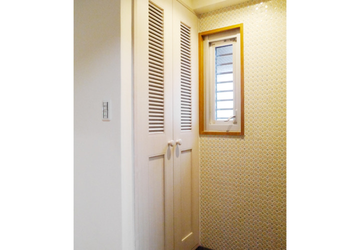 きらめくタイル壁でお出迎え玄関