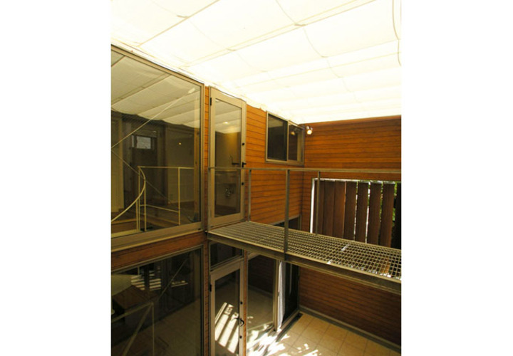 天蓋からの柔らかな光が降り注ぐアトリウム