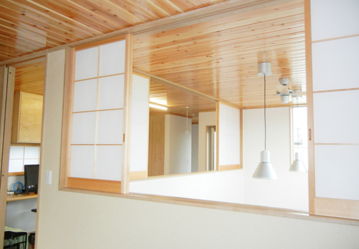 光を取り込む障子開口