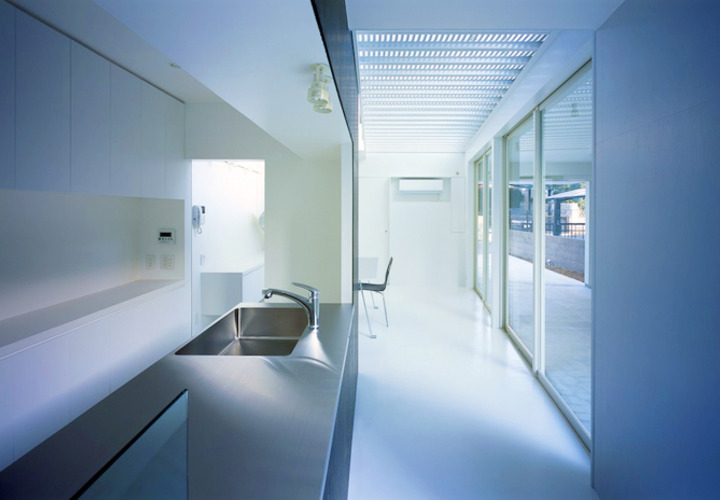 アイランドキッチンと右奥のガレージ