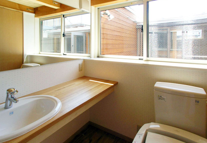 中庭に面した洗面室