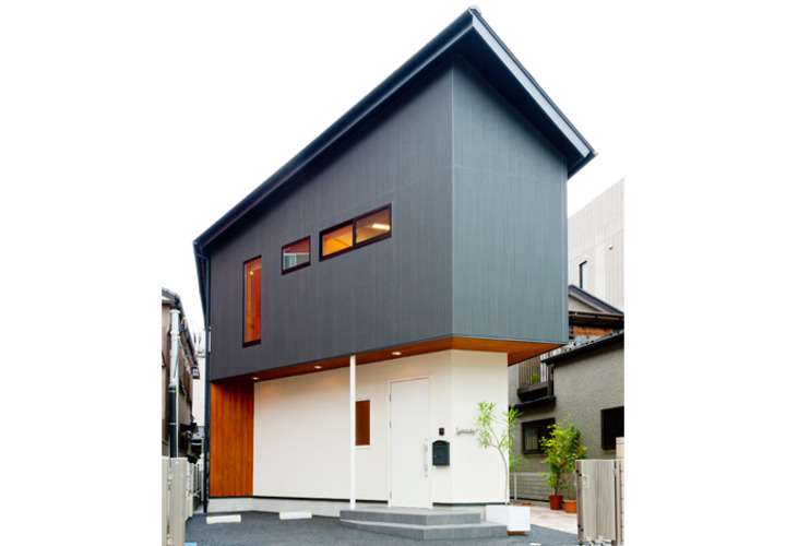 素材の組み合わせで表情あるエントランスに