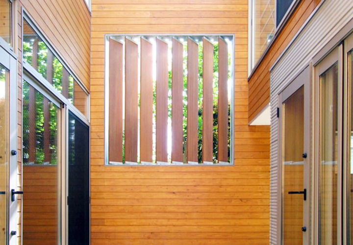 開閉式の木ルーバー