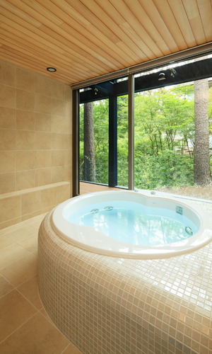 木々の香りに包まれる浴室