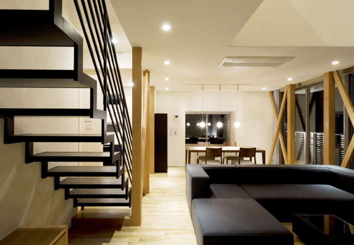 目線が抜ける階段は空間を広く見せます
