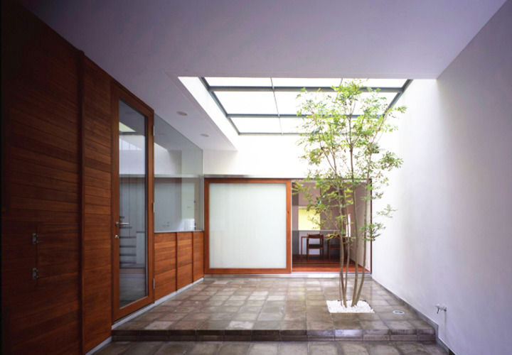 中庭に面した木製の扉