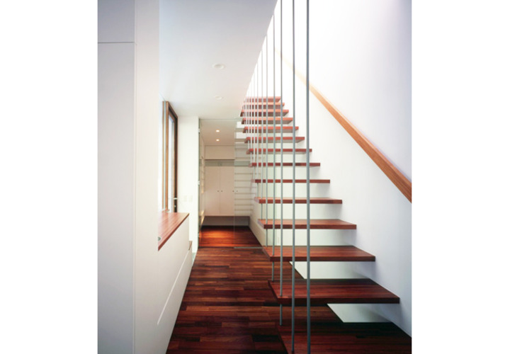 スチールと花梨の無垢材の階段