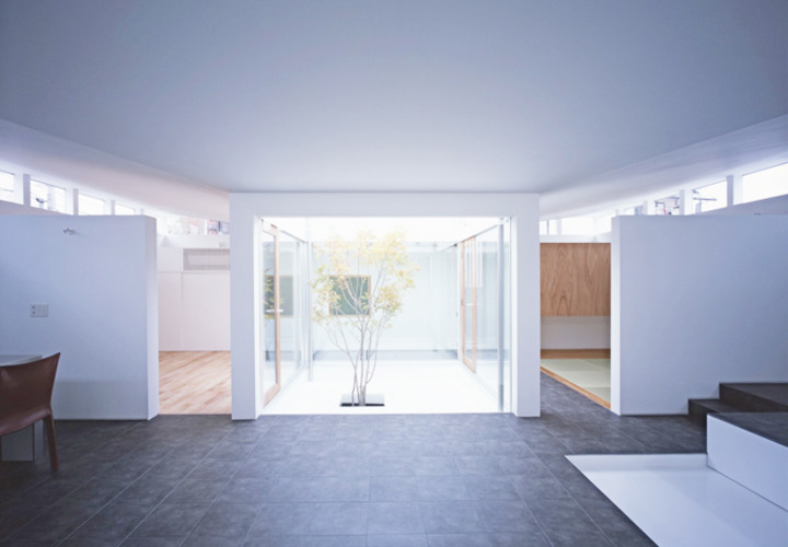 中庭を中心としたすり鉢状の天井