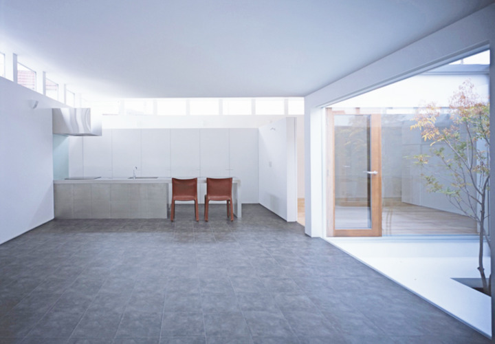 玄関から中庭、そしてオリジナルのキッチンダイニング